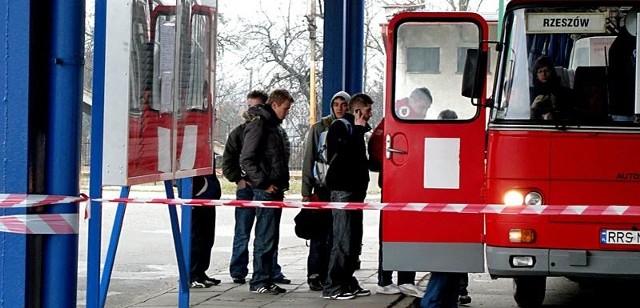Na dworcu w Sędziszowie Małopolskim autobusy mają do dyspozycji tylko połowę stanowisk.