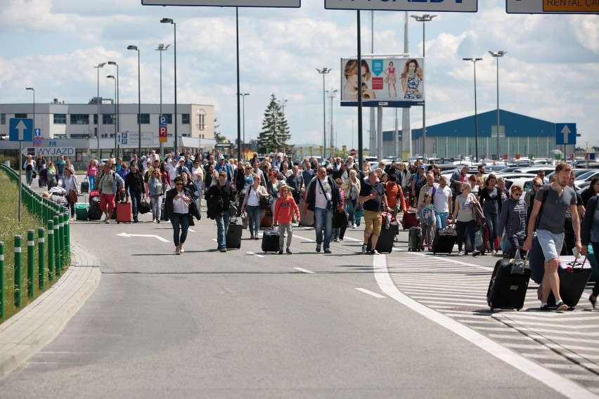 Ewakuacja pasażerów z gdańskiego lotniska. Znaleziono podejrzany pakunek? [ZDJĘCIA]