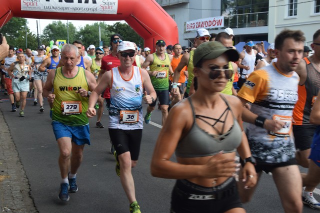 W 35 Półmaratonie Solan po raz pierwszy od 14 lat zwyciężył Polak. W tym roku nie wystartowali ani Kenijczycy, ani Ukraińcy wśród mężczyzn. Trasę ponad 21 km jako pierwszy spośród 617 uczestników i uczestniczek, przebiegł szef Nowosolskiej Grupy Biegania, Adam Draczyński z Nowej Soli, w czasie 1 godz.11 min. 20 sek.Zdeklasował rywali. Zdążył udzielić wywiadu do radia, gdy przybiegł drugi zawodnik, Jacek Stadnik Z Krosna Odrz. Za nim na mecie zameldował się Marcin Zagórski z Radnicy. Kolejne miejsca zajęli Adam Marysiak i Michał Fedorczak (obaj Nowa Sól). Wśród kobiet wygrała Ukrainka Olena Surhno z Mariupola, druga była Sandra Nowak (marysiak Team), a trzecia Anna Pogorzelska z Kożuchowa.Zobacz też wideo:X Przełajowy Bieg RaculanPOLECAMY PAŃSTWA UWADZE: 