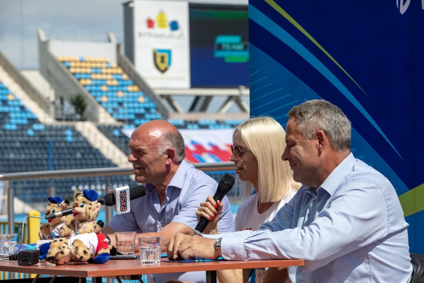 Na głównej trybunie (A) stadionu Zawiszy, od lewej:...