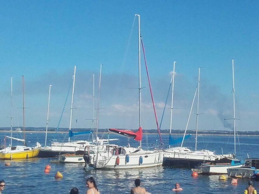 Dym widać nawet z brzegów Jeziora Nyskiego. To około 20 km.