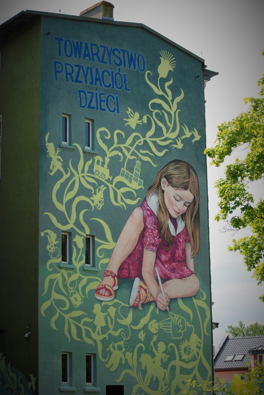 Anna Waluś złożyła podpis na muralu.