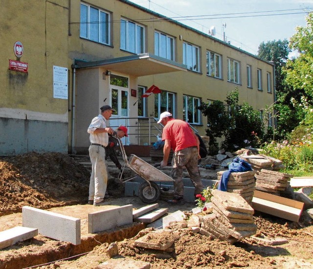 W Szkole Podstawowej w Jaroszówce powstaje system odwodnienia