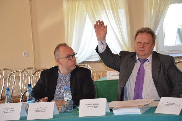 Radny Piotr Nowaczek (z lewej) nie straci pracy, nie zgodzili się na to jego koledzy z Rady Miejskiej. Obok jego partyjny kolega Sylwester Kwiecień.