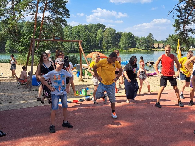 Na imprezie można było porozmawiać z wolontariuszami, poćwiczyć aerobik na plaży lub zobaczyć pokaz kalisteniki i streetworkoutu