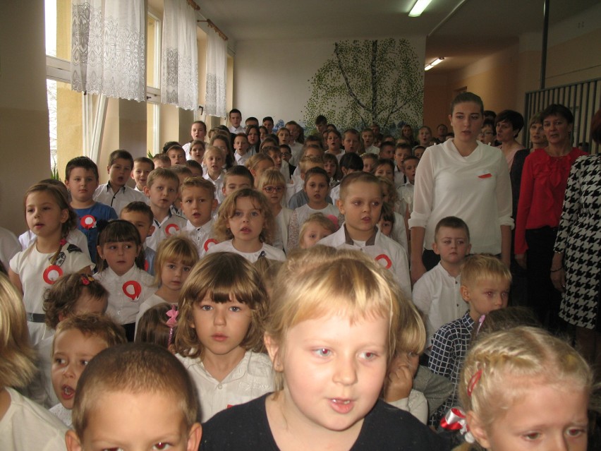 Uczniowie szkoły z Woli Soleckiej bili "Rekord dla Niepodległej" [ZDJĘCIA]