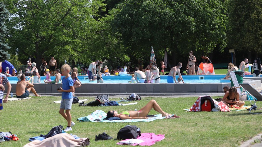 W upalną sobotę tłumy relaksują się na Basenie Letnim w Kielcach. Byłeś? Szukaj się na zdjęciach
