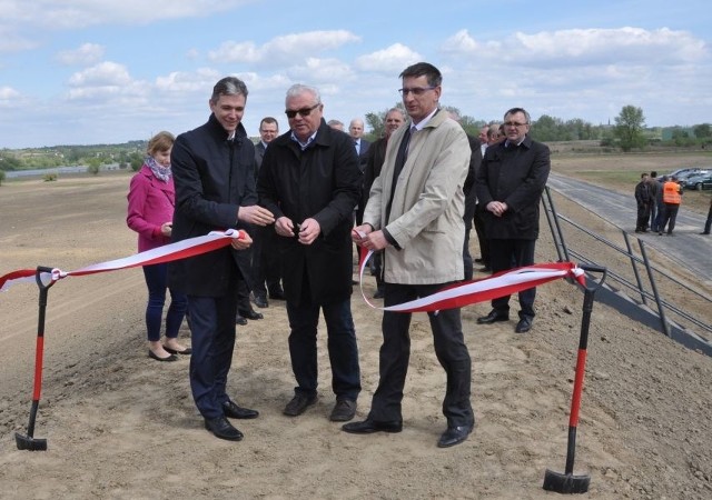 Wstęgę przecinają: marszałek województwa świętokrzyskiego Adam Jarubas, kierownik sandomierskiego oddziału Świętokrzyskiego Zarządu Melioracji i Urządzeń Wodnych Jacenty Czajka oraz zastępca dyrektora zarządu Paweł Taborski.