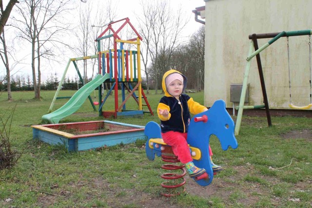 2,5 letnia Zuzia nie może bawić się na placu zabaw nad jeziorem w Kłodawie. Nie jest on bezpieczny. Konstrukcje są niestabilne i wystają z nich śruby.