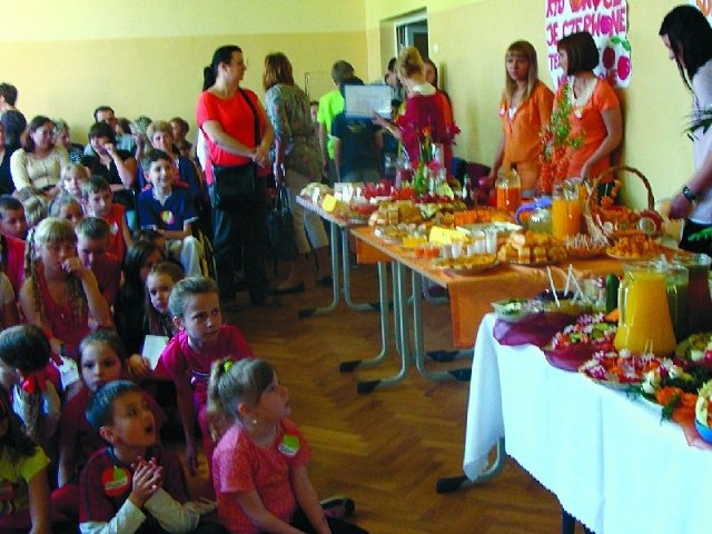 Największym zainteresowaniem cieszył się pokaz stołów z warzywami i owocami, przygotowanych przez uczniów i rodziców. Każda klasa miała za zadanie przygotować stół w innym kolorze.