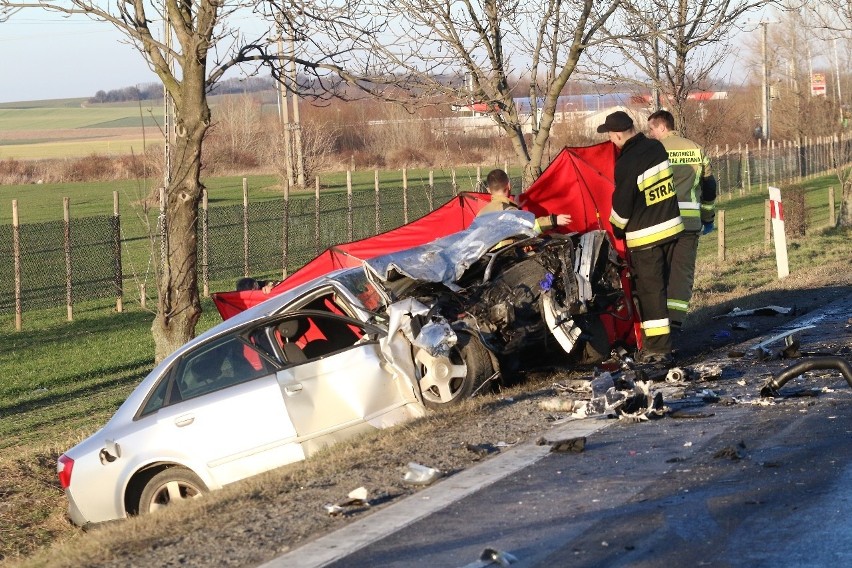 Śmiertelny wypadek na drodze nr 8 pod Wrocławiem. Tir zderzył się z samochodem osobowym