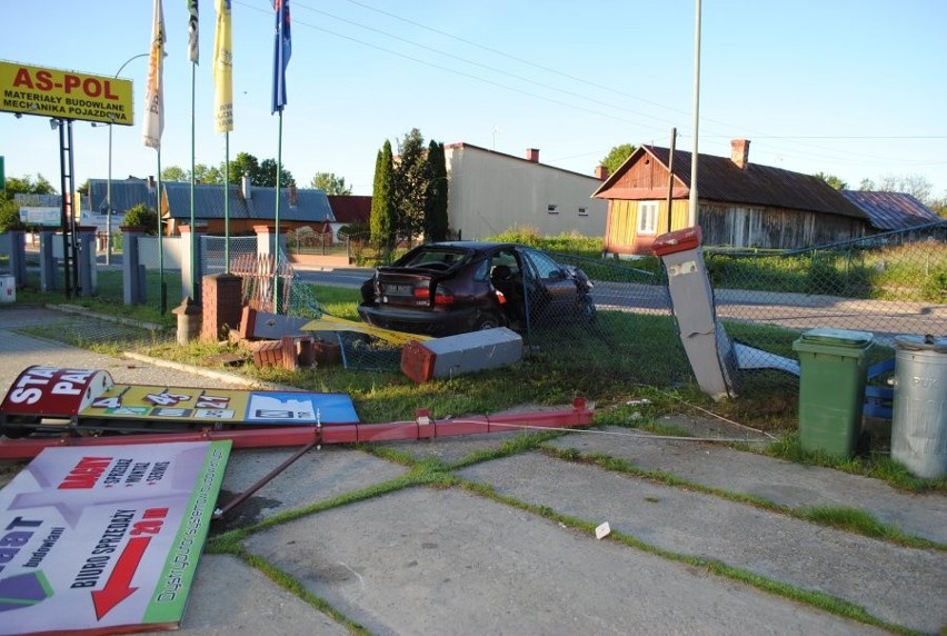 Nad ranem policjanci zauważyli rozbity samochód na ul. płk....