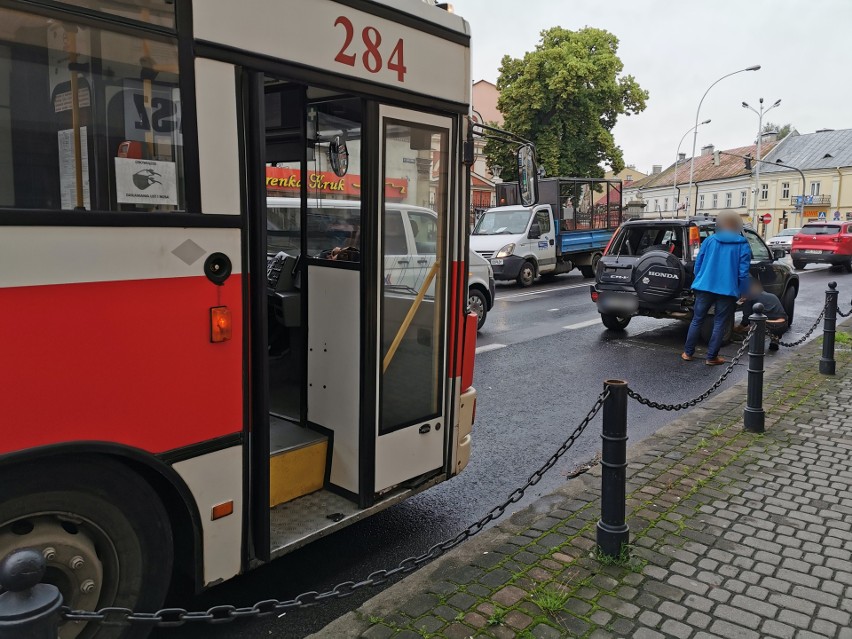 Kierujący autobusem MZK poruszając się prawy pasem do jazdy...