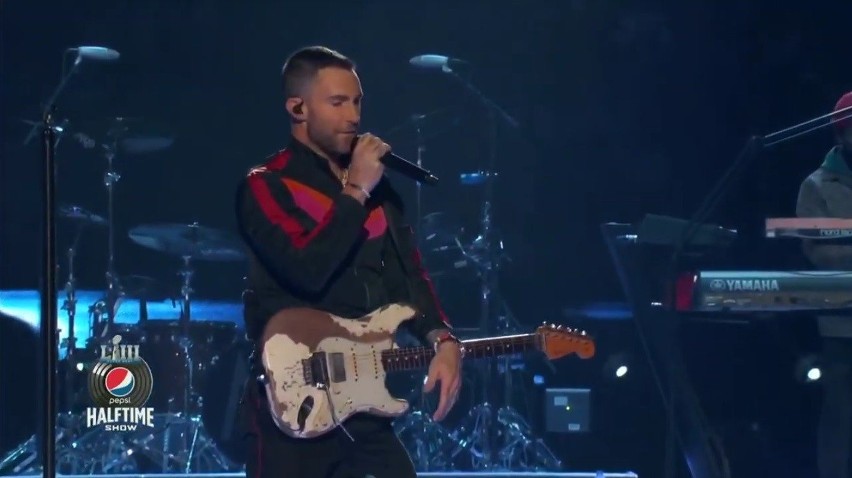 Super Bowl 2019. Adam Levine z Maroon 5 z gołym, wytatuowanym torsem podczas Halftime Show!