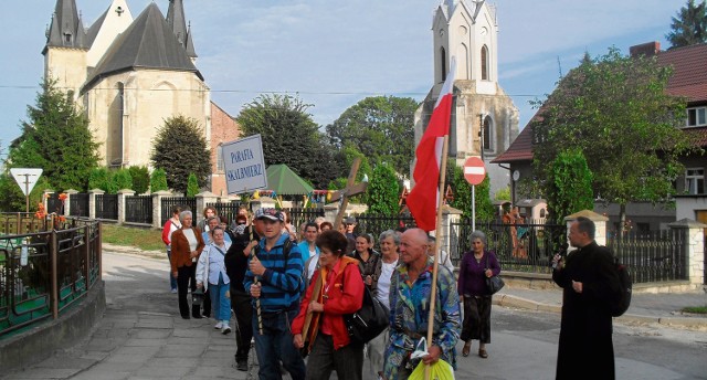 Ze Skalbmierza do Pałecznicy  wyruszają pielgrzymki . Teraz czas na drogę krzyżową do Zielenic.