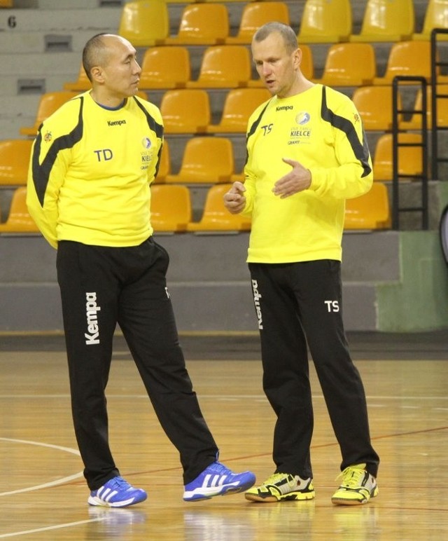 W środę po południu nareszcie cała drużyna Vive Targów Kielce będzie trenowała pod okiem nowego trenera, Tałanta Dujszebajewa (z lewej). Z prawej drugi trener, Tomasz Strząbała.