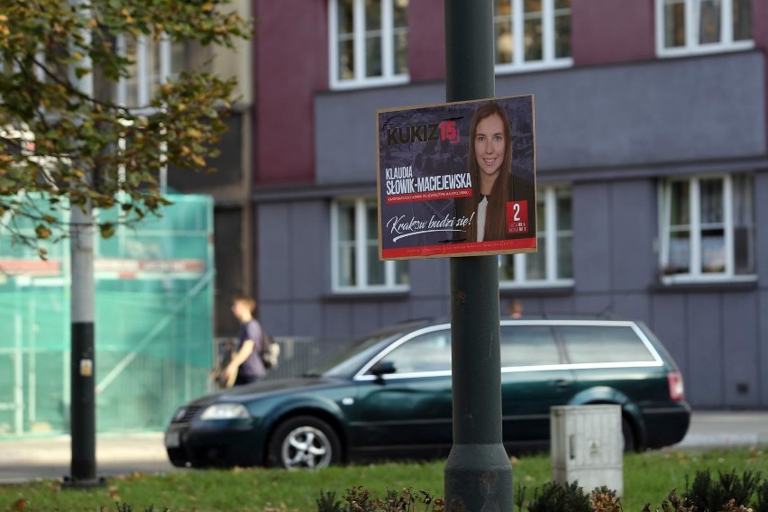 Dykty wyborcze na słupach podczas jesiennych wyborów w...