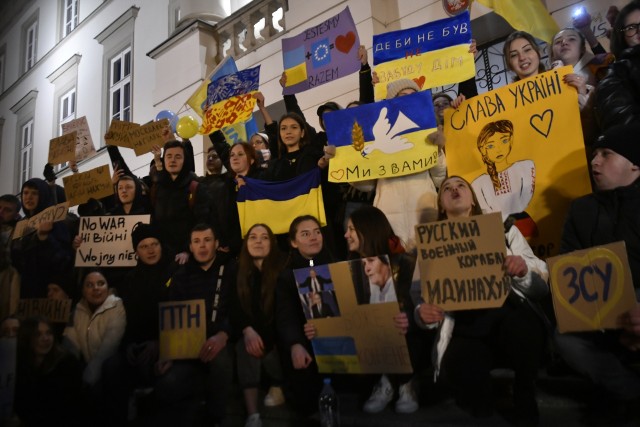 Radom solidarny z Ukrainą. Protest przeciwko agresji Rosji na Ukrainie na Placu Corazziego w Radomiu.