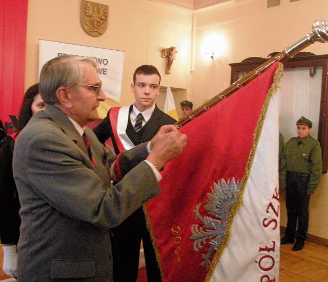 Płk Jerzy Żelaśkiewicz odznaczył sztandar medalem „Pro Patria”