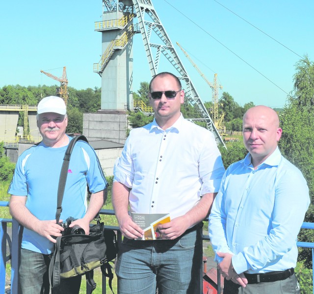 Dariusz Jurek, Łukasz Krawiec i Grzegorz Meler apelują o utworzenie muzeum w kopalni. Za nimi wieża szybu Kazimierz V