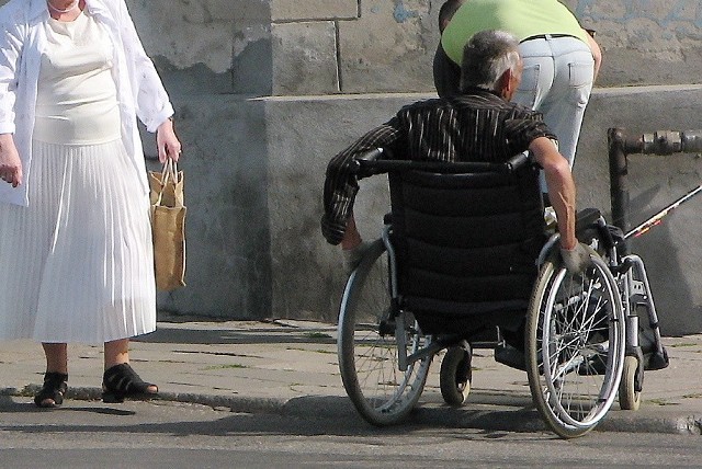 Czasem życzliwi przechodnie pomogą wózkowiczowi wjechać na chodnik. Często musi on sam sobie radzić