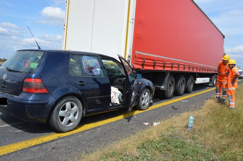 Groźny wypadek pod Piotrkowem. Volkswagen golf wjechał pod ciężarówkę! ZDJĘCIA