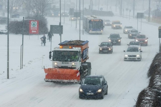 Ostrzeżenie meteo przed śnieżycami 16.12.2022. Prognoza pogody na piątek dla Łodzi i województwa. Utrudnienia w Łodzi. Meteorolodzy ostrzegają przed intensywnymi opadami śniegu.