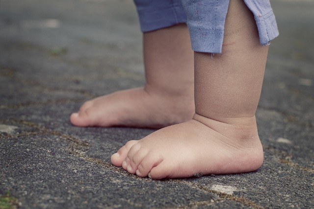 W poniedziałek (10.01.22 r.) rano 2,5-letni chłopczyk szedł boso chodnikiem przy ulicy Matejki w Wąbrzeźnie