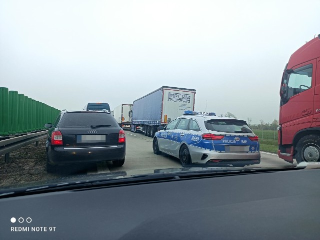 Do wypadku doszło po godzinie 6:00 rano. Początkowo,  na wysokości Kątów Wrocławskich, w samochodzie ciężarowym wybuchła opona, co zmusiło kierowcę do zjechania na pas awaryjny.
