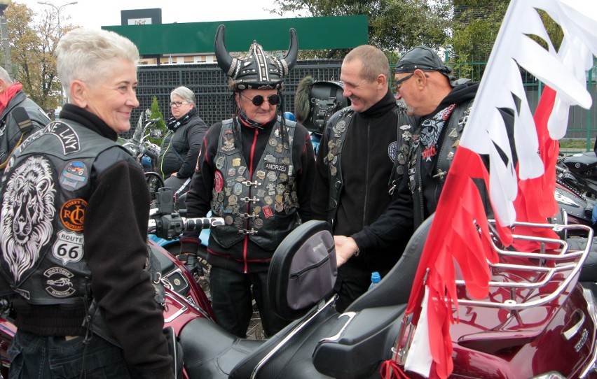 Kilkuset motocyklistów zebrało się na parkingu stadionu GKS...