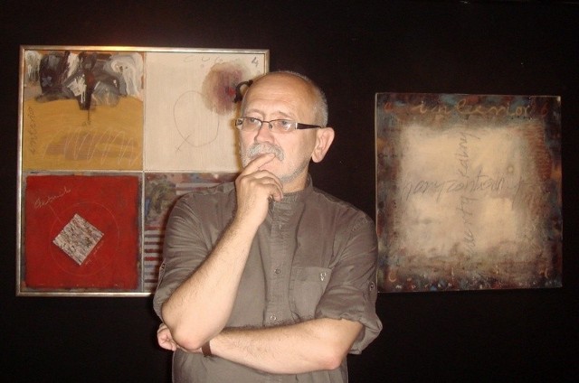 Marek Wawro na tle swoich prac w Galerii Krytykó Pokaz w warszawie