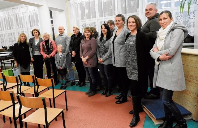 Pamiątkowe zdjęcie i do pracy. Rodzice rozmieszczali nowo zakupione przedmioty w salach szkolnych.