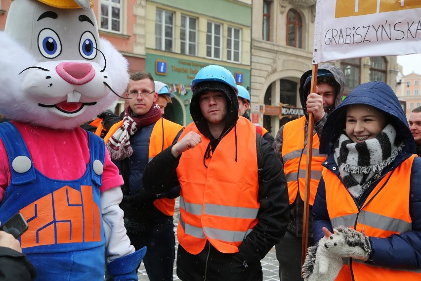 Polonez dla Fredry. Maturzyści zatańczyli na Rynku [MNÓSTWO ZDJĘĆ]