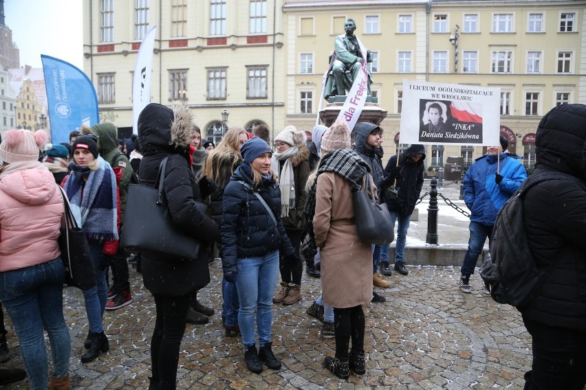 Polonez dla Fredry. Maturzyści zatańczyli na Rynku [MNÓSTWO ZDJĘĆ]