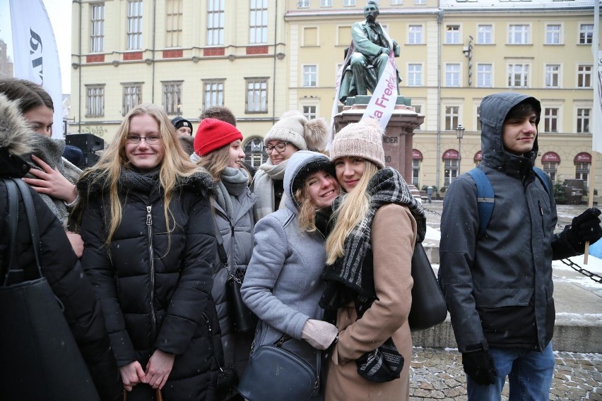 Polonez dla Fredry. Maturzyści zatańczyli na Rynku [MNÓSTWO ZDJĘĆ]