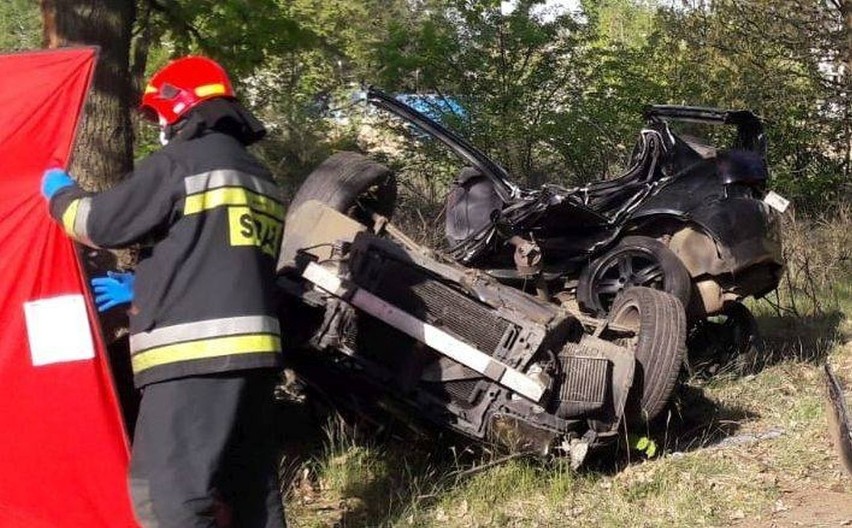 Znicze, których zebrało się już całe poletko, płoną pod...