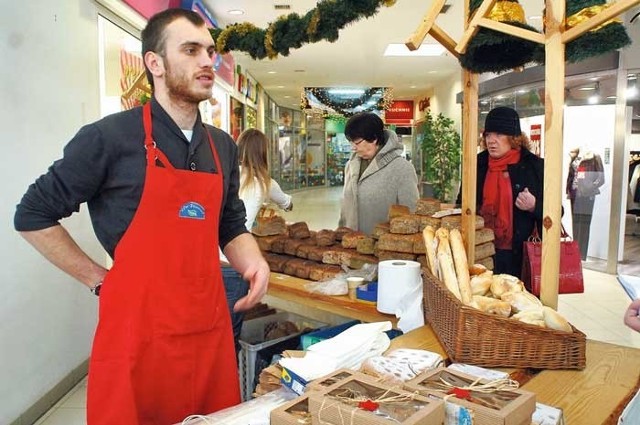 Na stanowisku firmy Pol Flavour w Emce można kupić m.in. żurawinowy chleb za 8 zł i pudełko pięknie zapakowanych ciastek na choinkę za15 zł.