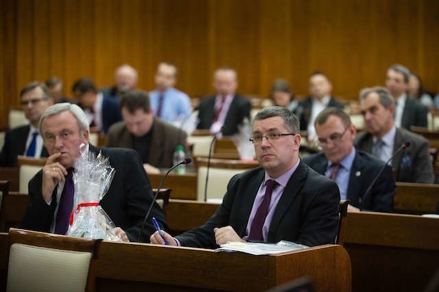 Radny PiS Przemysław Przybylski (z prawej), podobnie jak Stanisław Pawlak z SLD (z lewej), krytycznie ocenia budżet na rok 2016