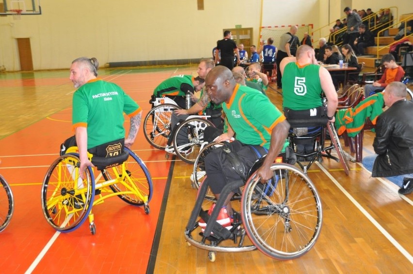 Nigeryjczyk z Radomia gra w amp futbol, koszykówkę na wózkach i promuje sport niepełnosprawnych