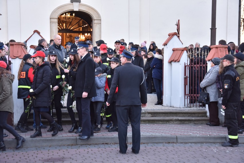 Ostatnia droga Wioli, strażaczki z Łęk. Spoczęła na cmentarzu w Bielanach. Na pogrzebie było kilka tysięcy osób [ZDJĘCIA]