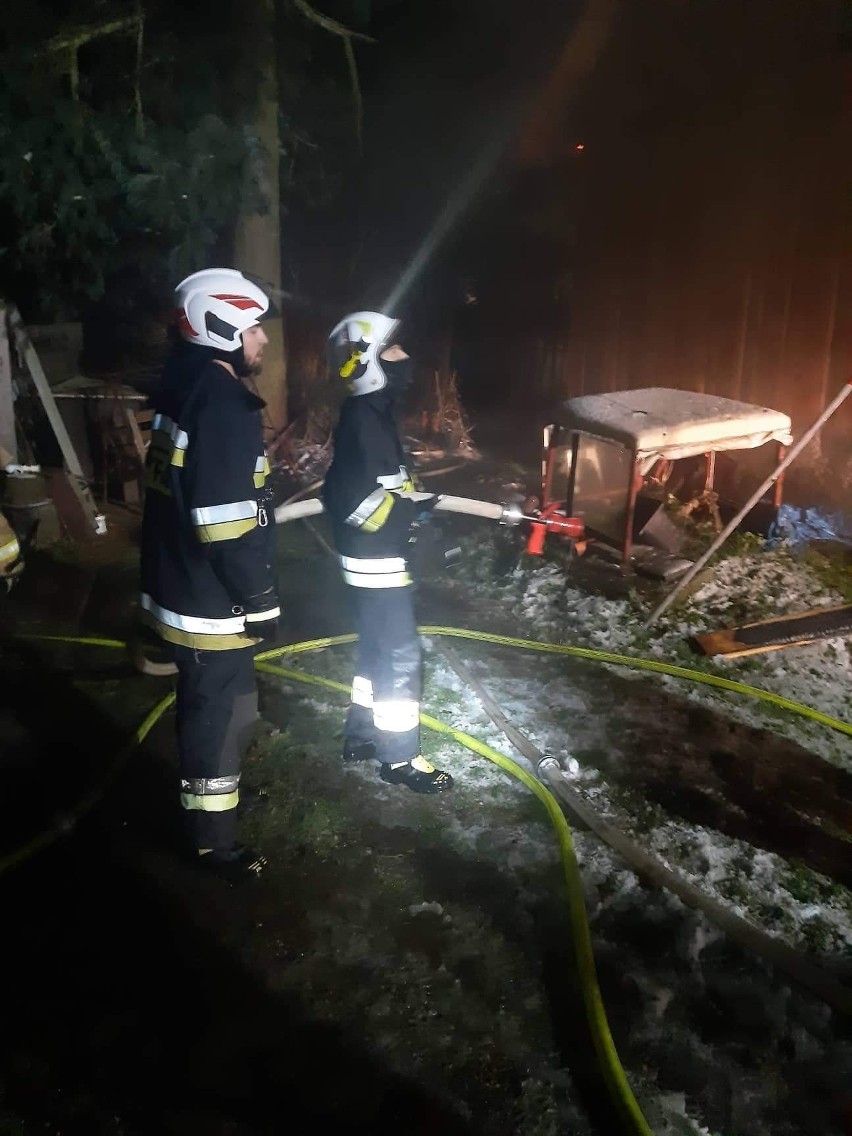 Olszowice. Pożar drewnianego domu wybuchł w środku nocy. Strażacy gasili ogień cztery godziny