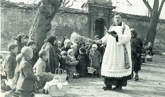 Zdjęcie z jednej z podkrakowskich miejscowości. Zostało zrobione prawdopodobnie tuż po zakończeniu I wojny światowej. Dzieci trzymają do święcenia ozdobne koszyki, tzw. galanteryjne