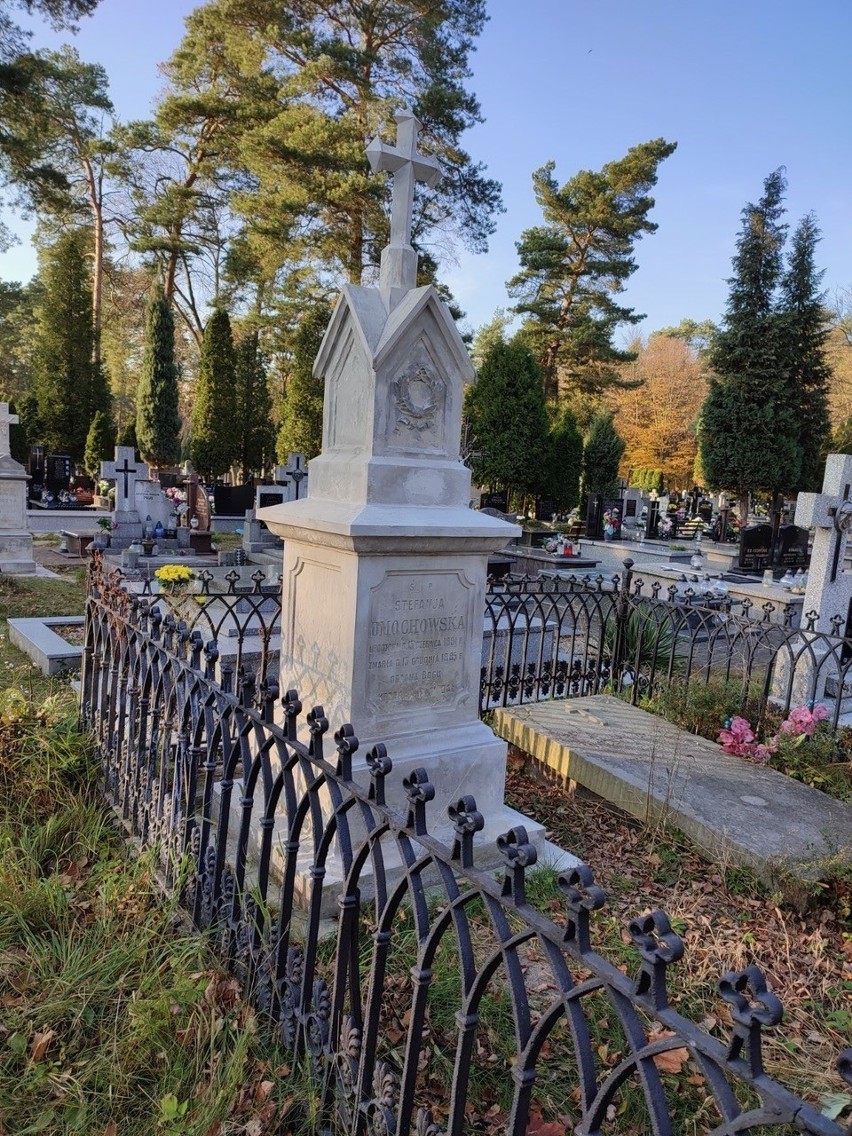 Zabytkowe nagrobki na cmentarzu w Kozienicach zostały odnowione dzięki kwestom Towarzystwa Miłośników Ziemi Kozienickiej