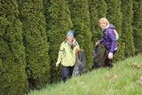 Posprzątali brzegi Raby i okolice zamczyska. Śmieci szybko zapełniały kolejne worki