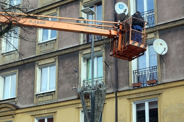 Montaż oświetlenia potrwa praktycznie do 6 grudnia. Nasłupowe lampki można już zobaczyć m.in. przy Piłsudskiego.