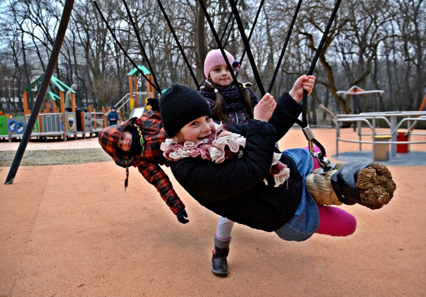 Dzieci mają większy plac zabaw w Ogrodzie Saskim (ZDJĘCIA)