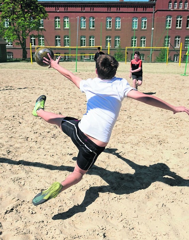 Kompleks piaskowych boisk w Zespole Szkół nr 10 kosztował miasto 90 tys. zł. Odbędą się tu latem międzynarodowe imprezy sportowe