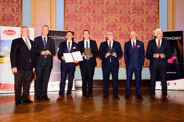 W ramach tegorocznego Welconomy wręczono nagrody Fundacji Polskie Godło Promocyjne - Teraz Polska w dziedzinie PROMOTOR POLSKI.Podczas uroczystości w Dworze Artusa nagrody wręczali przewodniczący Komisji Przemysłu, Badań Naukowych Energii Parlamentu Europejskiego, premier Rzeczypospolitej Polskiej w latach 1997-2001 i przewodniczący Parlamentu Europejskiego w latach 2009-2012 prof. dr hab. Jerzy Buzek, prof. dr hab. Michał Kleiber z Polskiej Akademii Nauk oraz prezes Fundacji Polskie Godło Promocyjne – Teraz Polska Krzysztof Przybył. Wśród uhonorowanych byli: rektor Uniwersytetu Mikołaja Kopernika w latach 2021-2020 prof. dr hab. Andrzej Tretyn, prezes firmy CPP Toruń-Pacific Aleksander Wasilewski oraz Grzegorz Borek.