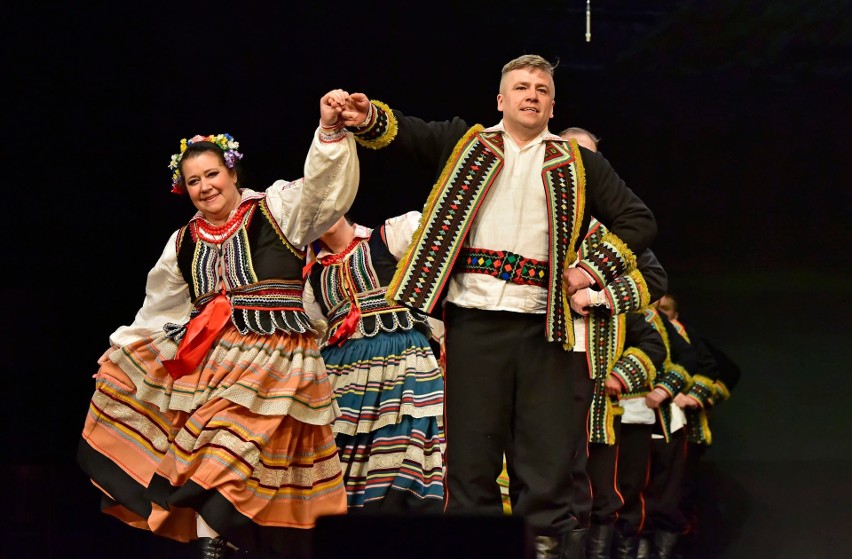 Na scenie Teatru Muzycznego Zespołu Pieśni i Tańca „Łódź”...