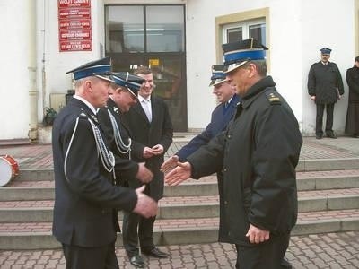 Władze OSP - Stanisław Wrona, Władysław Siudek i wójt Czernichowa Szymon Łytek odbierają akt włączenia do KSRG od przedstawicieli PSP bryg. Pawła Knapika i bryg. Pawła Jarosza Fot. Barbara Ciryt